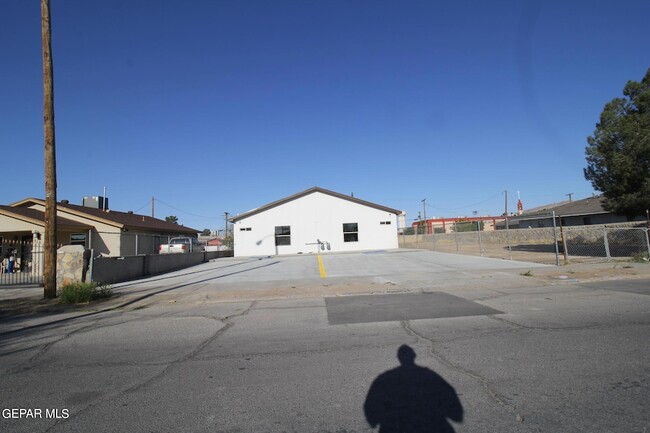 Building Photo - 517 Val Verde St