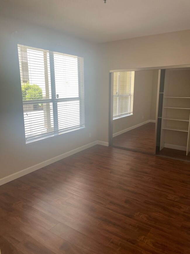Building Photo - SUNNYVALE - Large (approx. 1,150 sq. ft.),...