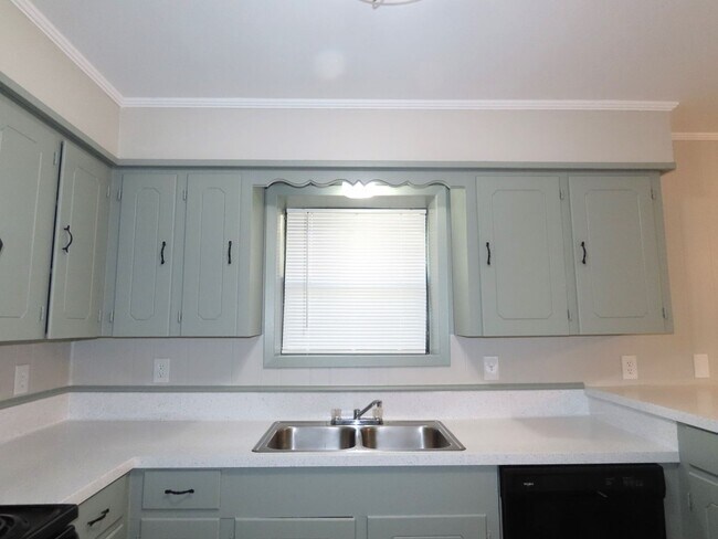 Building Photo - 10556 Twin Oaks Dr
