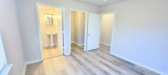 Building Photo - Charming 4BR Home with Modern Upgrades & Spacious Yard