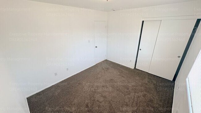 Building Photo - 4 bedroom 2 bathroom home located near S. H St/ Berkshire Rd