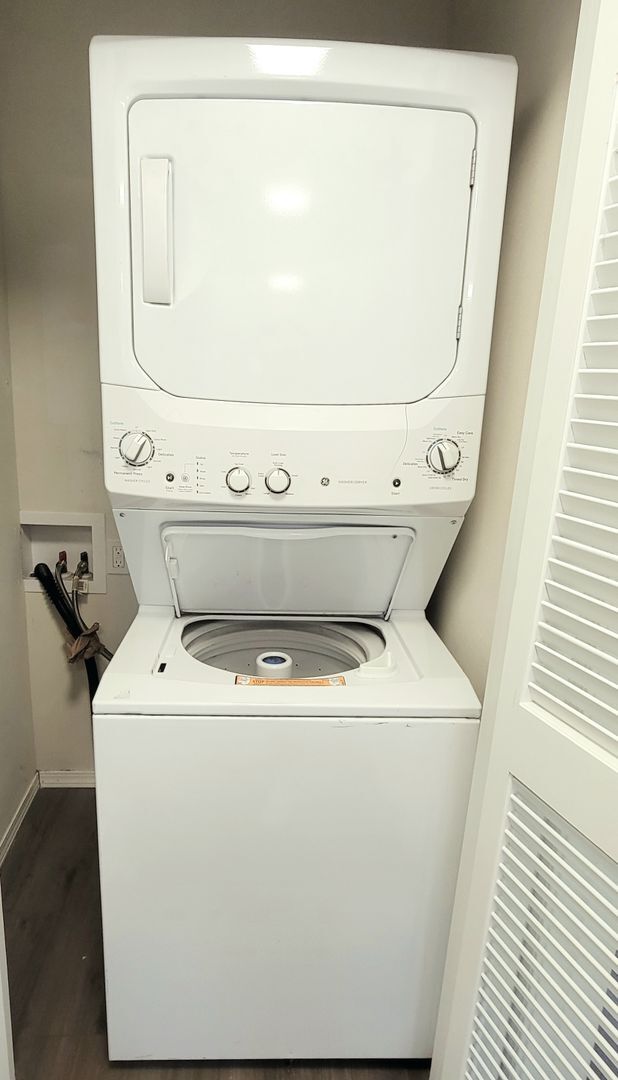 Building Photo - Spacious Yard and Detached Garage - Captiv...