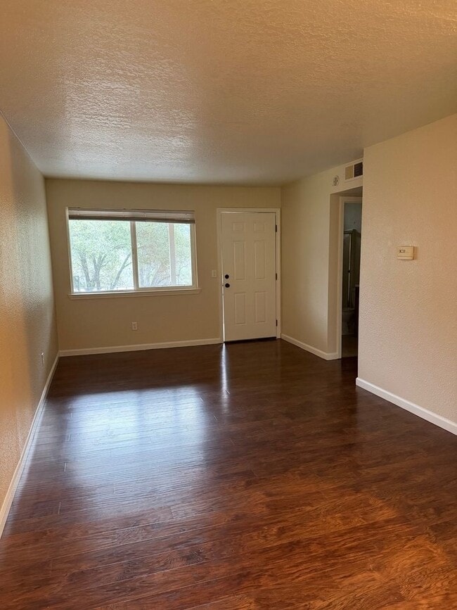 Building Photo - AVAILABLE NOW!!  Adorable Unit Near Downtown Sonora!  Newly Painted Throughout!