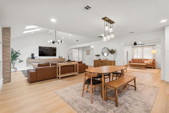 Building Photo - 9005 Balcones Club Dr