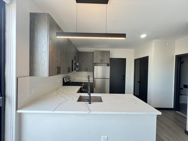 Building Photo - 100 Sackett St