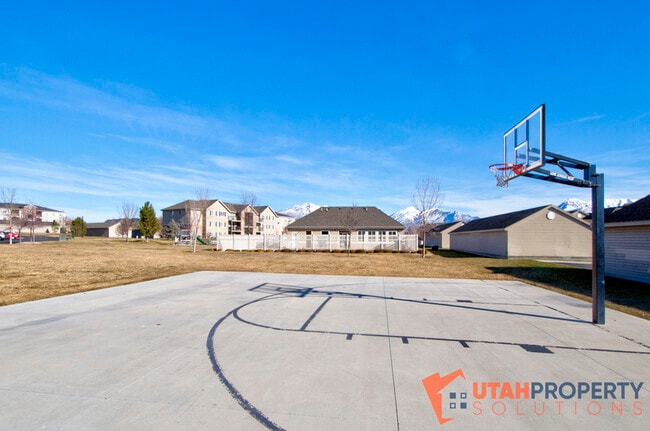 Building Photo - 1807 N Crest Rd