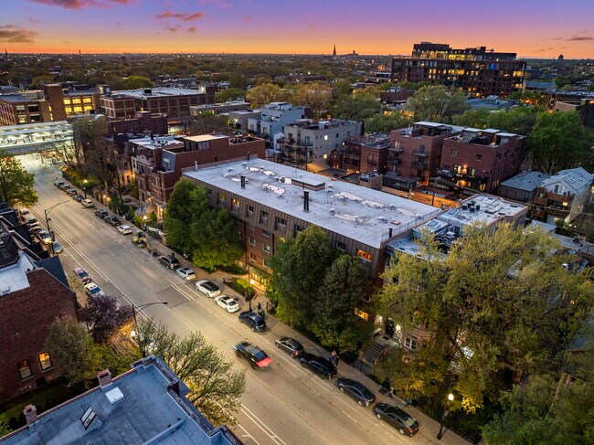 Building Photo - 900 W Fullerton Ave