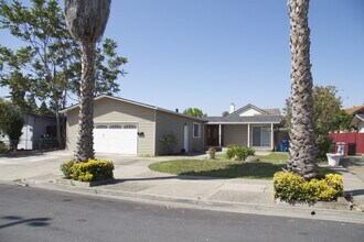 Building Photo - Great Fremont Location • Freshly Painted • Central A/C