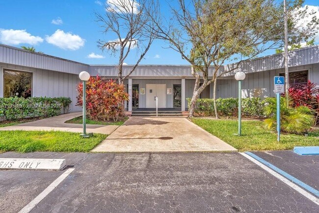 Building Photo - 105 Royal Pk Dr