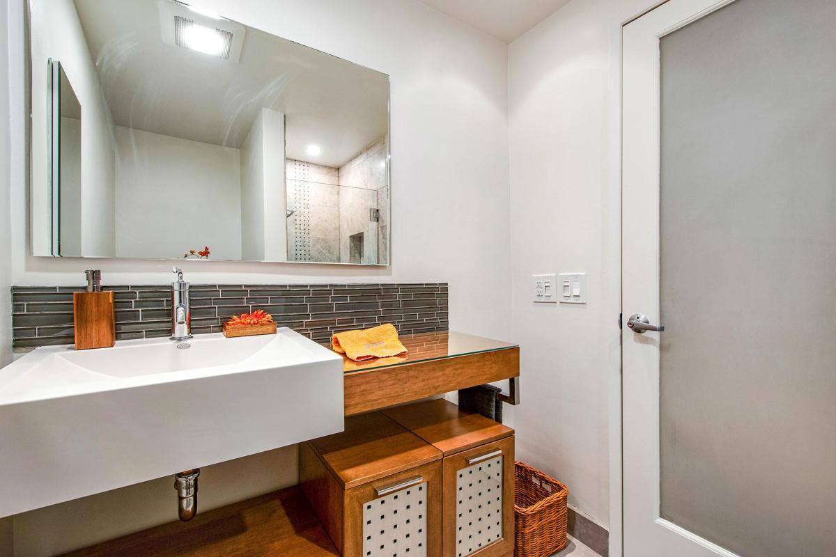 Guest Bathroom - 8550 Holloway Dr