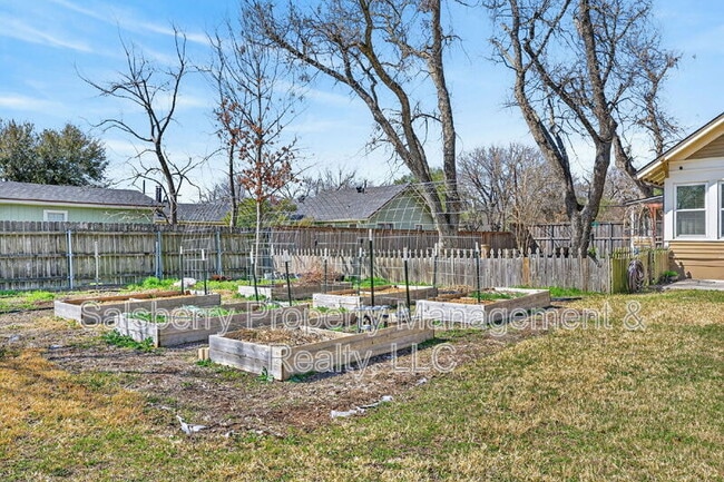 Building Photo - 212 N Grand Ave