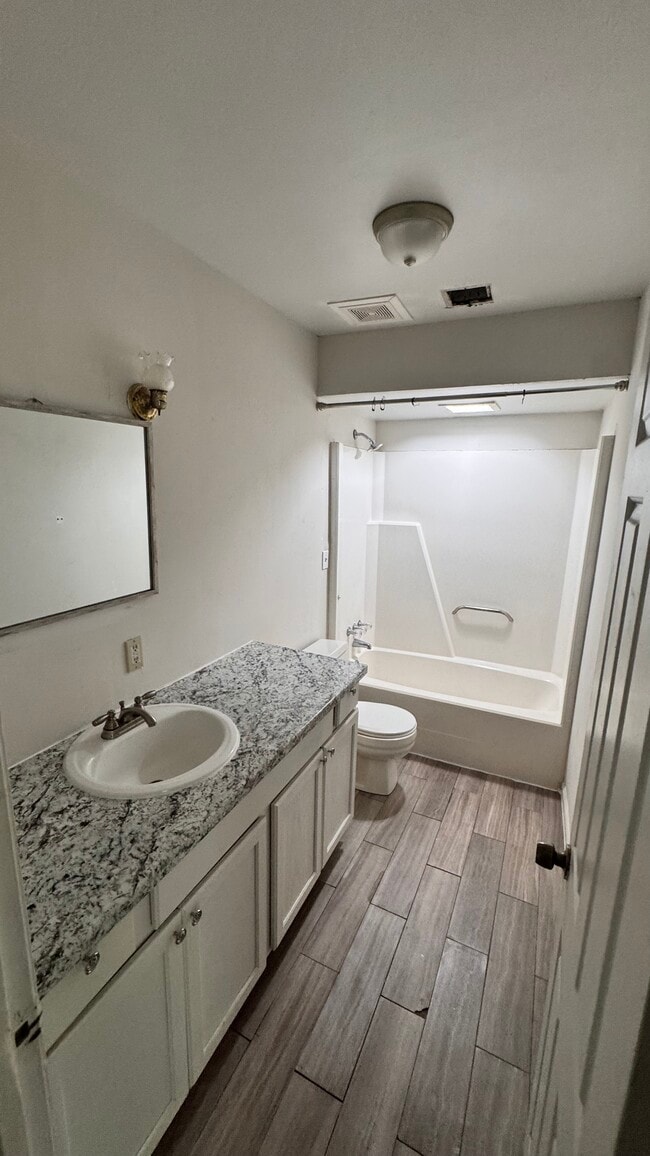 Building Photo - Unit B, 3327 Robin hood Dr