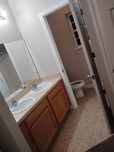 Building Photo - 627 NE Washington St