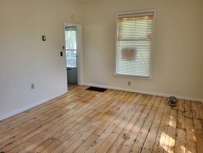Building Photo - 688 W Tompkins St