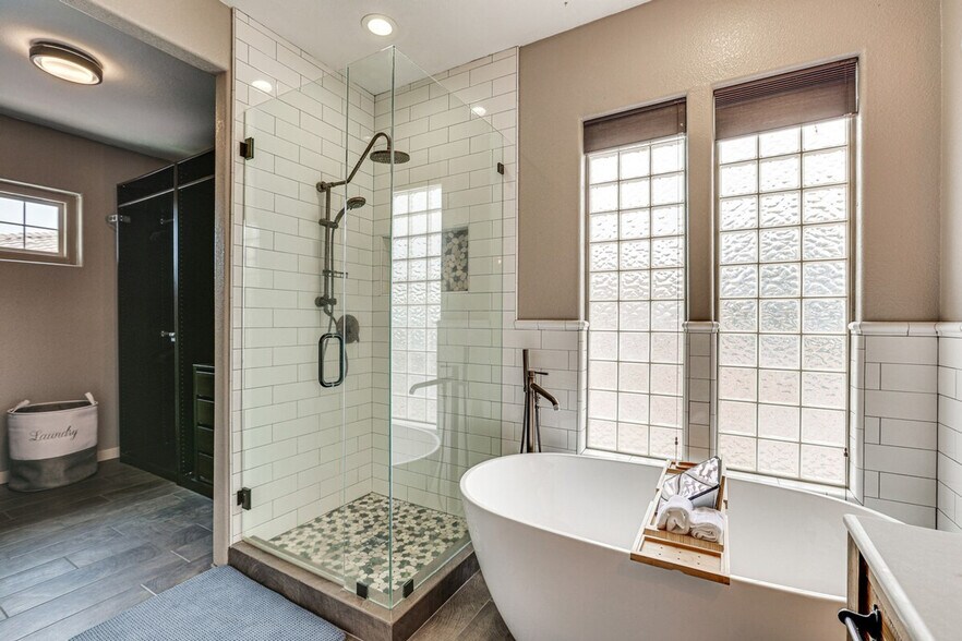 Building Photo - 13716 W Cypress St