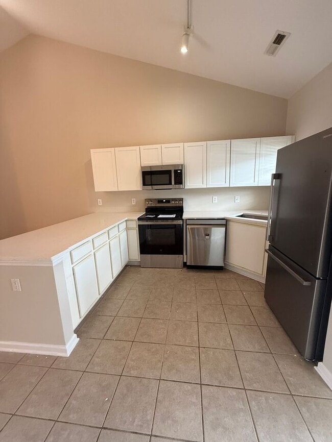 Building Photo - RENT SPECIAL! Freshly Painted! New Carpet!...