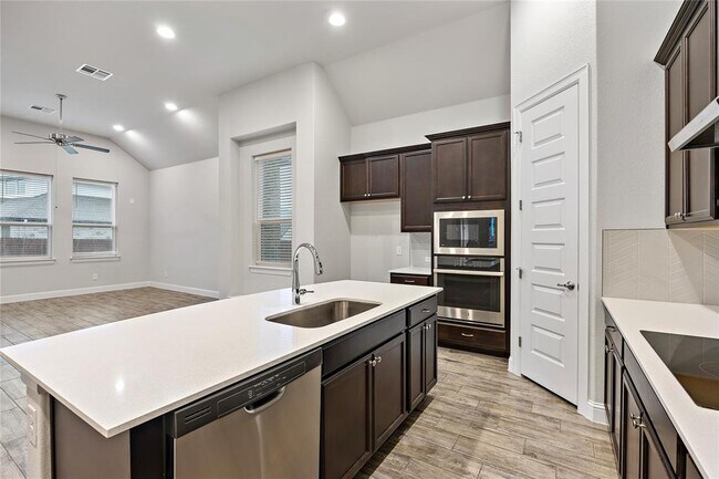 Building Photo - 2004 Highland Ridge Rd