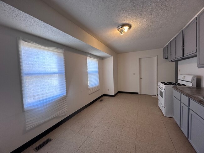 Building Photo - 1001 Shasta-