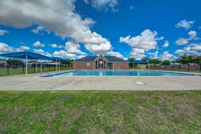 Building Photo - Live comfortably in this stunning Lake Rid...