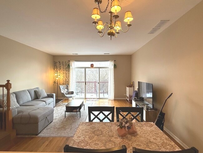 Building Photo - 2481 Oneida Ln