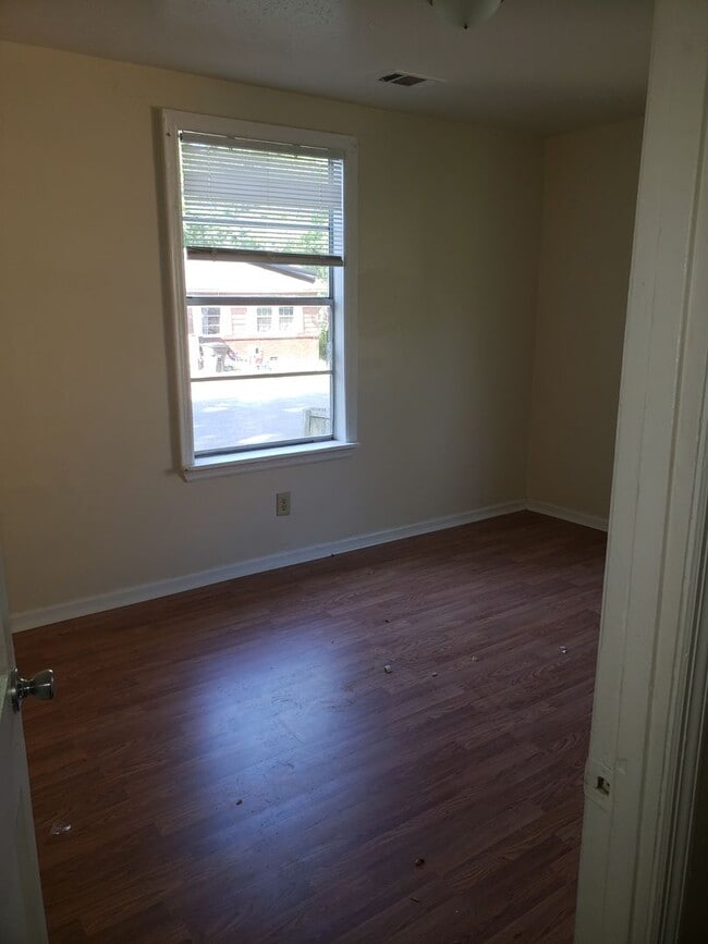 Building Photo - 2 bedroom central air and Heat