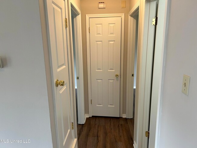 Building Photo - 3434 Laurelwood Dr