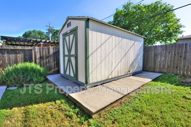 Building Photo - 6069 Kingwood Cir