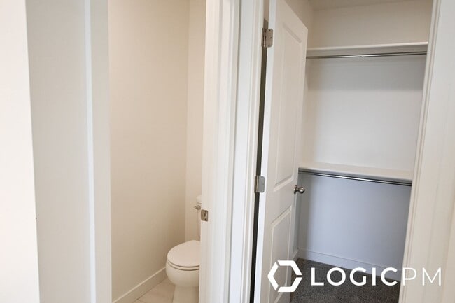 Building Photo - Stunning Townhome In Excellent Location!
