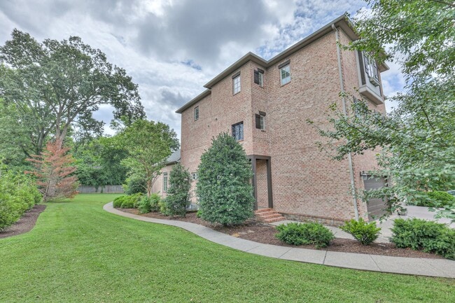 Building Photo - Stunning Executive Townhome in the Heart o...