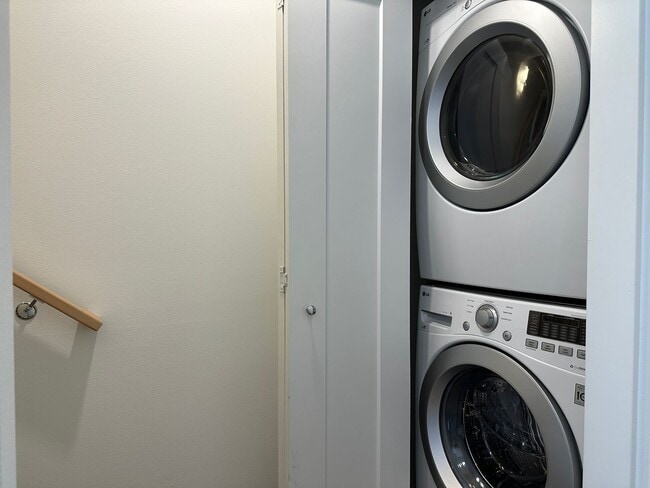 Building Photo - Stunning Central District Townhome