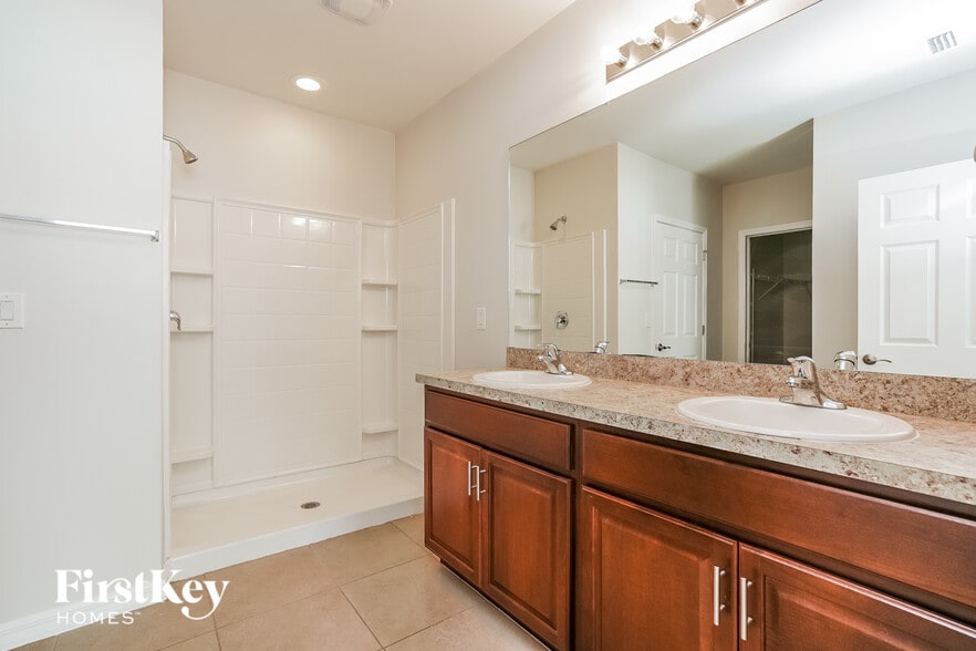 Building Photo - 2711 SW 9th Ave