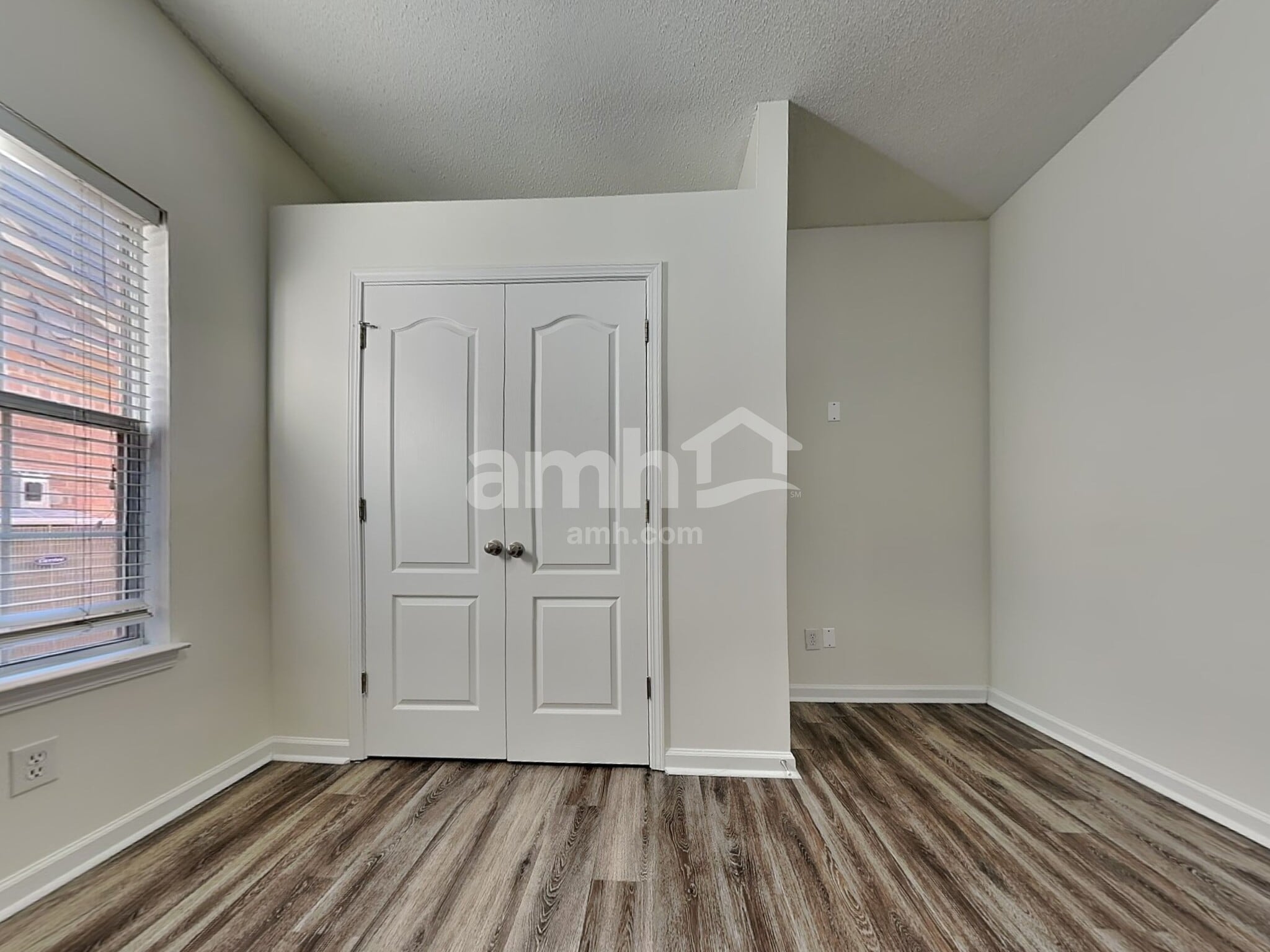 Building Photo - 3864 Lake Village Cv