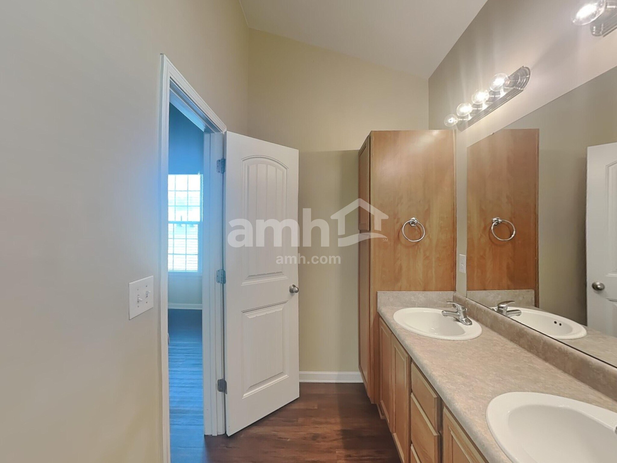 Building Photo - 98 Jade St