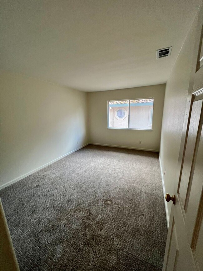 Building Photo - Huge 2 Story 5 Bedroom 3 Car Garage Home w...