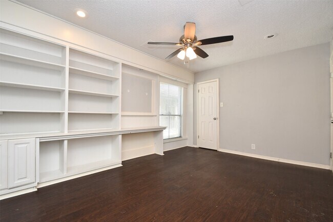 Building Photo - 700 Thicket Ln