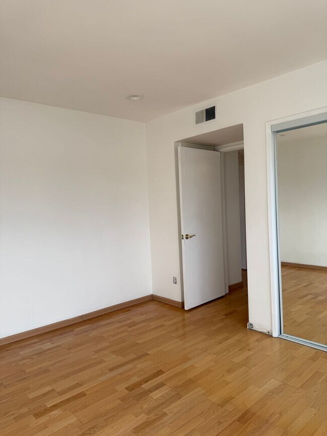 Building Photo - North Hollywood, 2br -2ba HOME