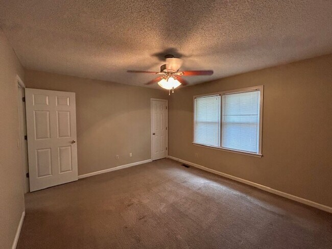 Building Photo - Mallwood- 2 Bedroom, 1.5 Bath Townhouse-$2...