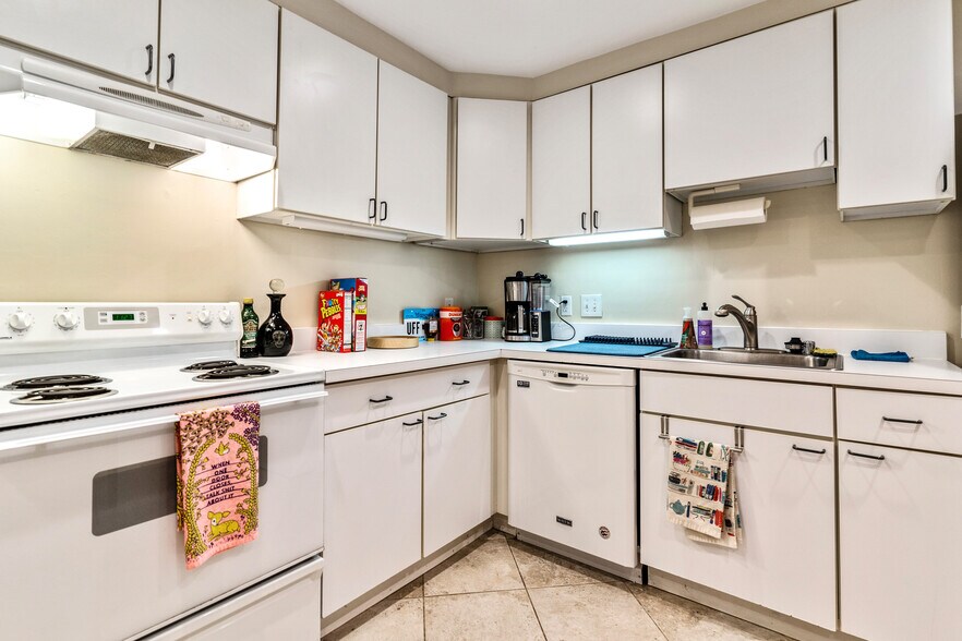 Fully equipped kitchen - 1304 Belmont St NW