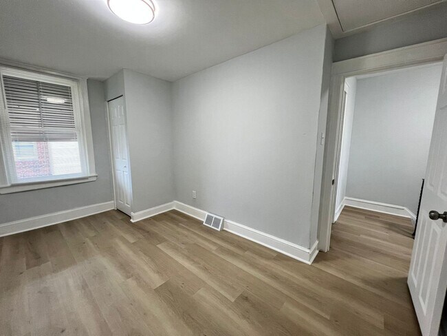 Building Photo - Beautiful & spacious 3b/1.5b home