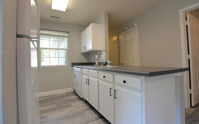 Building Photo - 5339 Lakewood Terrace