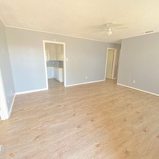 Building Photo - Handyman Special $0 First Month's Rent / “You fix, you SAVE BIG!!” Contact Mayshell for details: ...