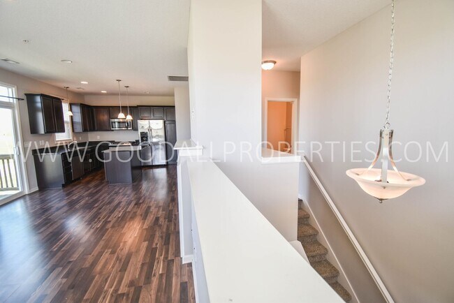 Building Photo - 2 Bedroom 2.5 Bath end unit Townhome in West Des Moines with attached garage