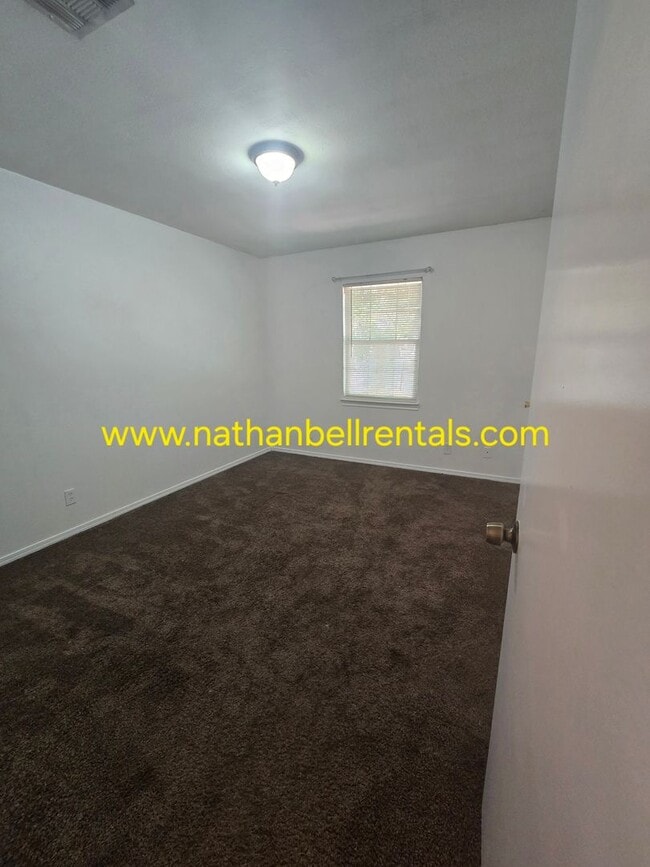 Building Photo - 3 bedroom/2 bath single family