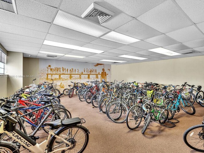 Building Photo - 10000 W Bay Harbor Dr