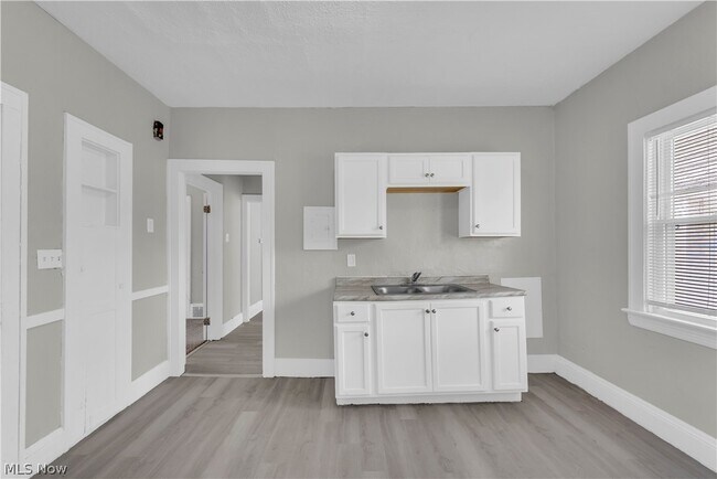 Building Photo - 3652 E 153rd St