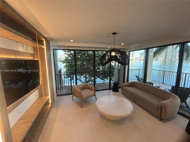Building Photo - 801 N Venetian Dr