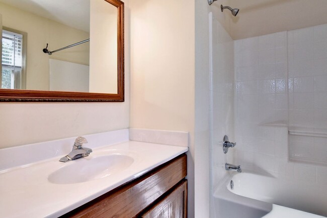 Building Photo - Nicely Updated Townhome