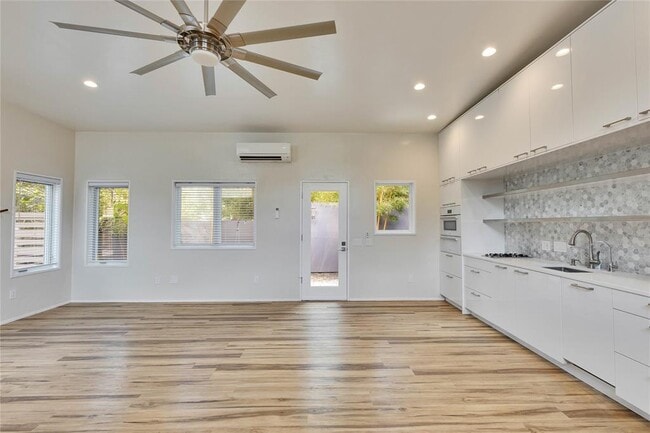 Building Photo - 1515 Bluebonnet Ln