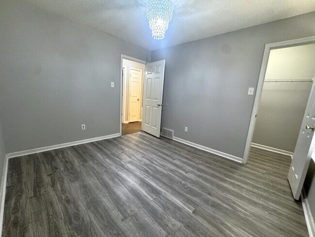 Building Photo - 2806 Maryland Cir E