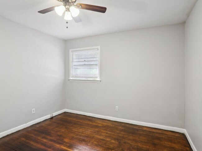 Building Photo - 3 Bedroom Duplex in Decatur